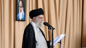 aiatolá Ali Khamenei falando durante a cerimônia de oração de sexta-feira em Teerã, Irã, 04 de outubro de 2024.