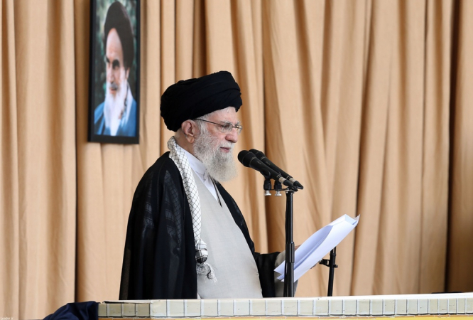 aiatolá Ali Khamenei falando durante a cerimônia de oração de sexta-feira em Teerã, Irã, 04 de outubro de 2024.