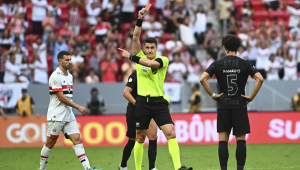 Ramalho jogador do Corinthians expulso.