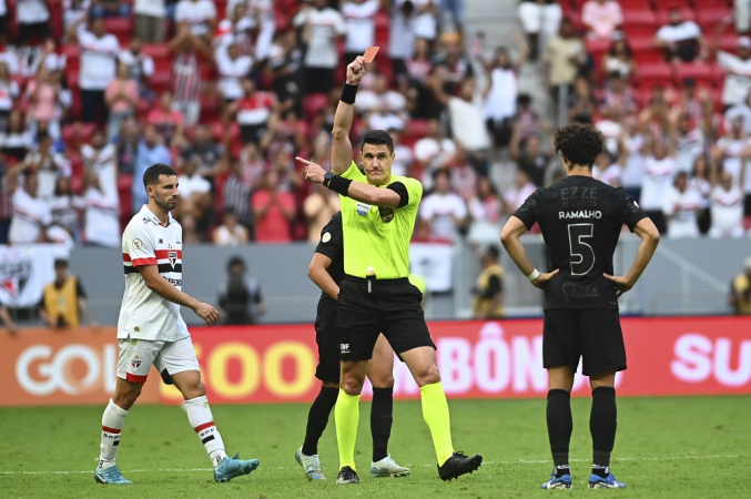 Ramalho jogador do Corinthians expulso.