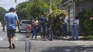 Distribuição ilegal de santinhos próximo a escola no bairro do Itaim Paulista, Zona Leste da capital. Prática é ilegal e constitui crime eleitoral