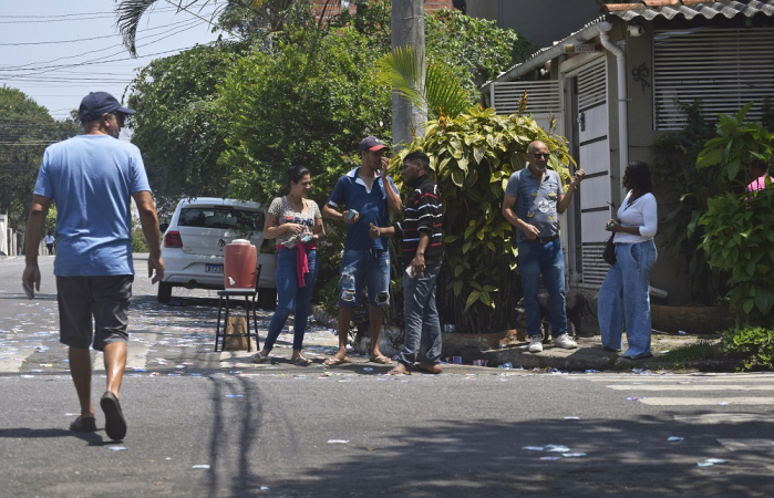 Distribuição ilegal de santinhos próximo a escola no bairro do Itaim Paulista, Zona Leste da capital. Prática é ilegal e constitui crime eleitoral