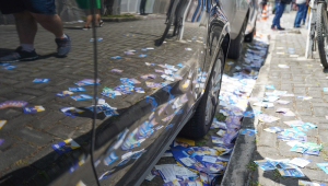 lixo na rua, com santinhos dos candidatos a vereador e prefeito do Recife