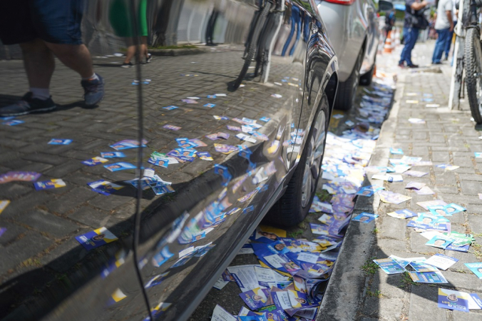 lixo na rua, com santinhos dos candidatos a vereador e prefeito do Recife