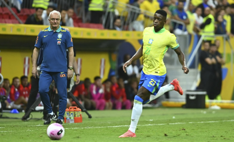 Dorival Júnior comemora goleada contra o Peru