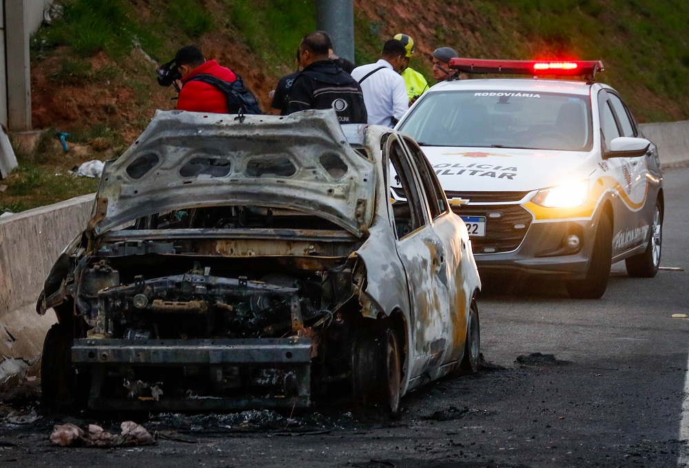 Carro dos atiradores encontrado carbonizado no Rodoanel Mario Covas