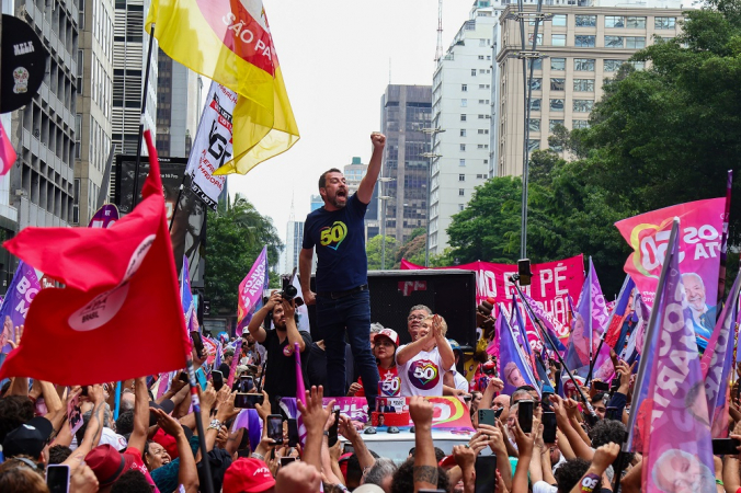 O candidato à prefeitura de São Paulo, Guilherme Boulos, participa da 'Caminhada da Vitória' na Avenida Paulista x Rua Augusta