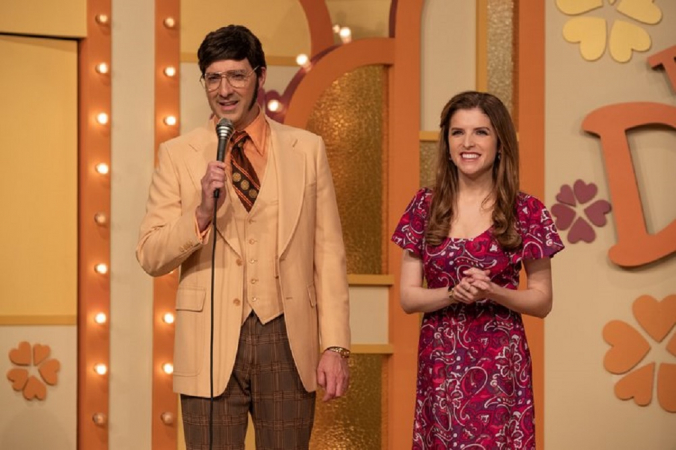 Tony Hale como Ed e Anna Kendrick como Sheryl em 