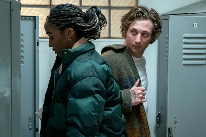 Ayo Edebiri (Sydney Adamu) e Jeremy Allen White (Carmen Berzatto) em cena da série 