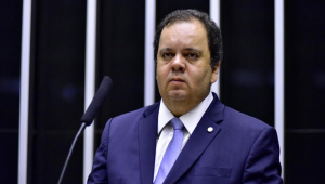 O deputado Elmar Nascimento no plenário da Câmara