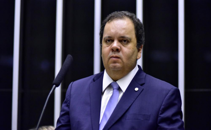 O deputado Elmar Nascimento no plenário da Câmara