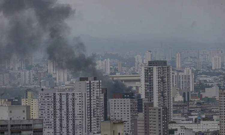 Incêndio de grandes proporções atinge prédio comercial no Brás, em São Paulo