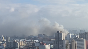 Incêndio de grandes proporções atinge shopping de compras na região do Brás, em SP