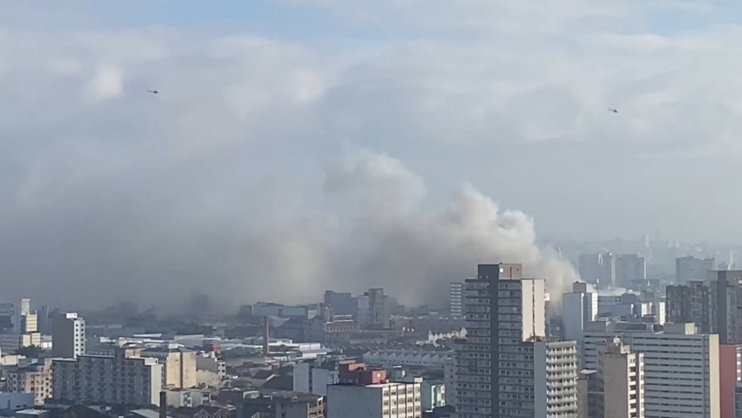 Incêndio de grandes proporções atinge shopping de compras na região do Brás, em SP