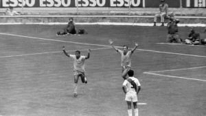 Jairzinho e Tostão comemoram gol da Seleção Brasileira durante jogo contra o Peru, na Copa de 1970