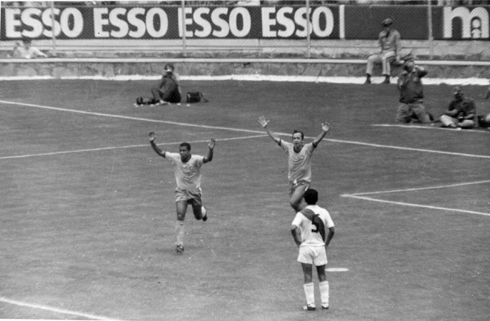 Jairzinho e Tostão comemoram gol da Seleção Brasileira durante jogo contra o Peru, na Copa de 1970