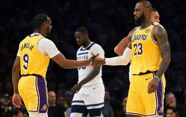 LeBron e Bronny James se tornam a primeira dupla de pai e filho a jogar juntos na NBA