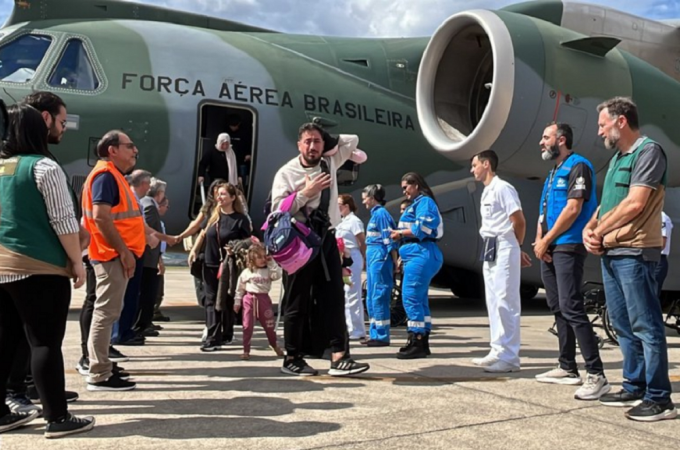 Brasileiros e familiares repatriados da zona de conflito no Líbano