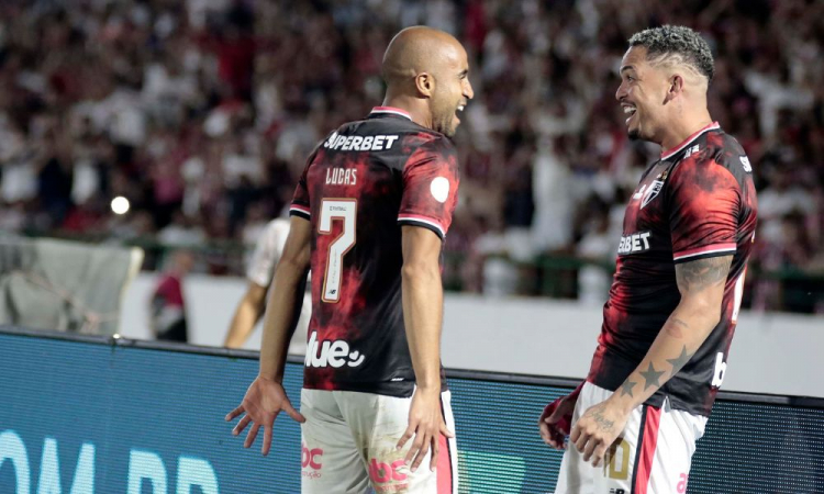 Lucas marca duas vezes, São Paulo derrota Vasco e se firma na briga pela Libertadores