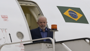 O presidente brasileiro Luiz Inácio Lula da Silva chega para a posse da presidente eleita do México, Claudia Sheinbaum, no Aeroporto Internacional Felipe Angeles em Zumpango,