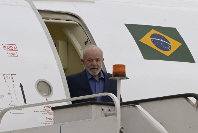 O presidente brasileiro Luiz Inácio Lula da Silva chega para a posse da presidente eleita do México, Claudia Sheinbaum, no Aeroporto Internacional Felipe Angeles em Zumpango,