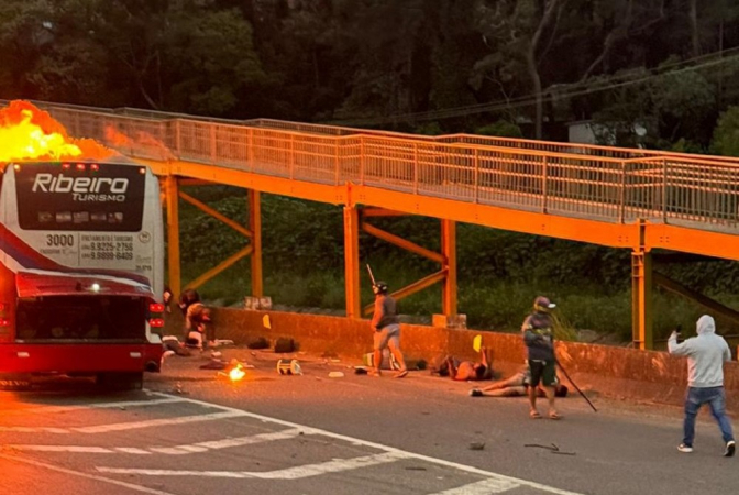 ônibus queima na pista enquanto torcedores do Palmeiras espancam cruzeirenses