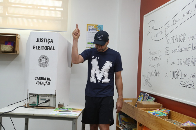 Pablo Marçal (PRTB) vota na zona sul de São Paulo a poucos minutos do fim da votação