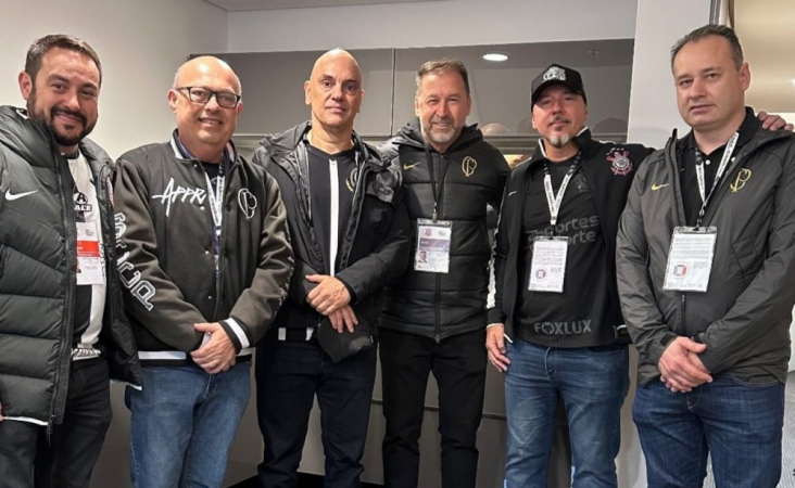 O ministro Alexandre de Moraes tira foto com Augusto Melo e outros dirigentes do Corinthians após eliminação para o Flamengo na Copa do Brasil, em Itaquera