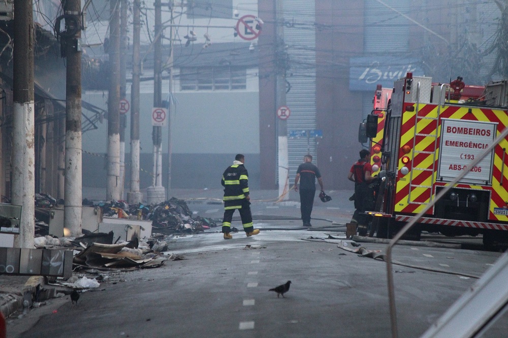 Rescaldo de incêndio no Shopping 25 de Março do Brás, em SP