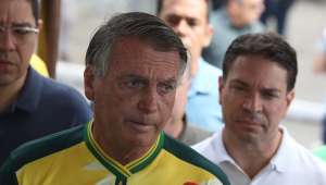 EX PRESIDENTE JAIR BOLSONARO VOTOU NA VILA MILITAR ACOMPANHADO DOS FILHOS CARLOS E FLÁVIO E O CANDIDATO RAMAGEM, NESTE DOMINGO (06).