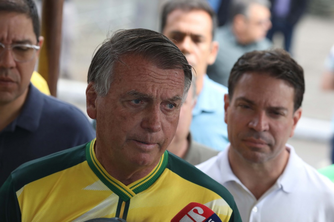 EX PRESIDENTE JAIR BOLSONARO VOTOU NA VILA MILITAR ACOMPANHADO DOS FILHOS CARLOS E FLÁVIO E O CANDIDATO RAMAGEM, NESTE DOMINGO (06).