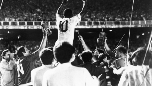 Pelé é carregado nos ombros e ovacionado pela torcida no Maracanã: ele acaba de marcar seu gol de número 1000