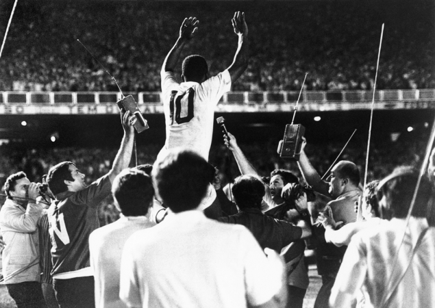 Pelé é carregado nos ombros e ovacionado pela torcida no Maracanã: ele acaba de marcar seu gol de número 1000