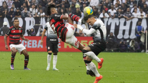 SP - COPA DO BRASIL/CORINTHIANS X FLAMENGO - ESPORTES - Matheuzinho (d), do Corinthians, é atingido na cabeça por com Bruno Henrique, do Flamengo, na partida de volta das semifinais da Copa do Brasil, realizada na Neo Química Arena, na zona leste de São Paulo, na tarde deste domingo (20). 20/10/2024 - Foto: GUSTAVO MOTTA/PERA PHOTO PRESS/ESTADÃO CONTEÚDO