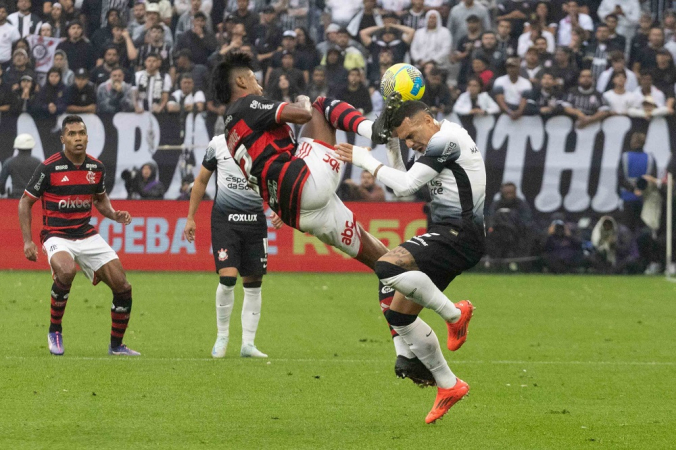 SP - COPA DO BRASIL/CORINTHIANS X FLAMENGO - ESPORTES - Matheuzinho (d), do Corinthians, é atingido na cabeça por com Bruno Henrique, do Flamengo, na partida de volta das semifinais da Copa do Brasil, realizada na Neo Química Arena, na zona leste de São Paulo, na tarde deste domingo (20). 20/10/2024 - Foto: GUSTAVO MOTTA/PERA PHOTO PRESS/ESTADÃO CONTEÚDO