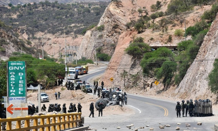 Agricultores bolivianos bloqueiam rodovias em protesto contra prisão de Evo Morales