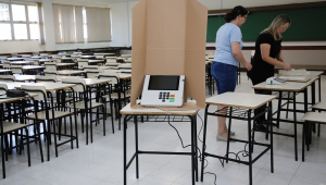 urnas que serão utilizadas no segundo turno das eleições municipais em Curitiba (PR) foram entregues nos locais de votação na