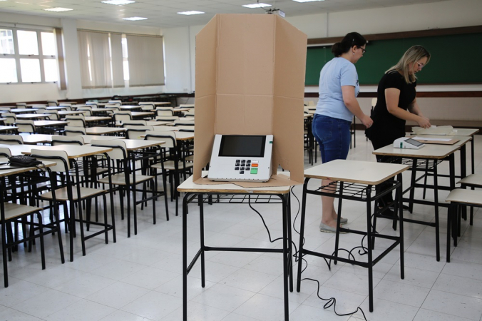 urnas que serão utilizadas no segundo turno das eleições municipais em Curitiba (PR) foram entregues nos locais de votação na