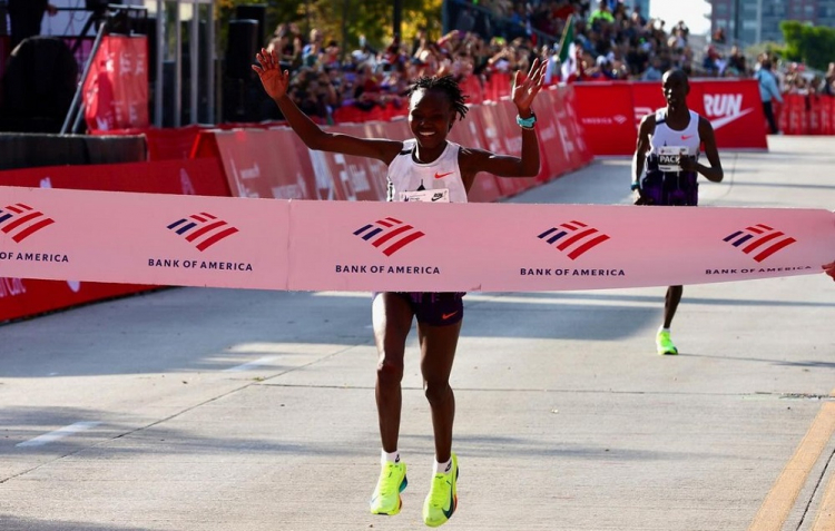 Ruth Chepngetich bate recorde mundial e faz história ao vencer a Maratona de Chicago, nos Estados Unidos