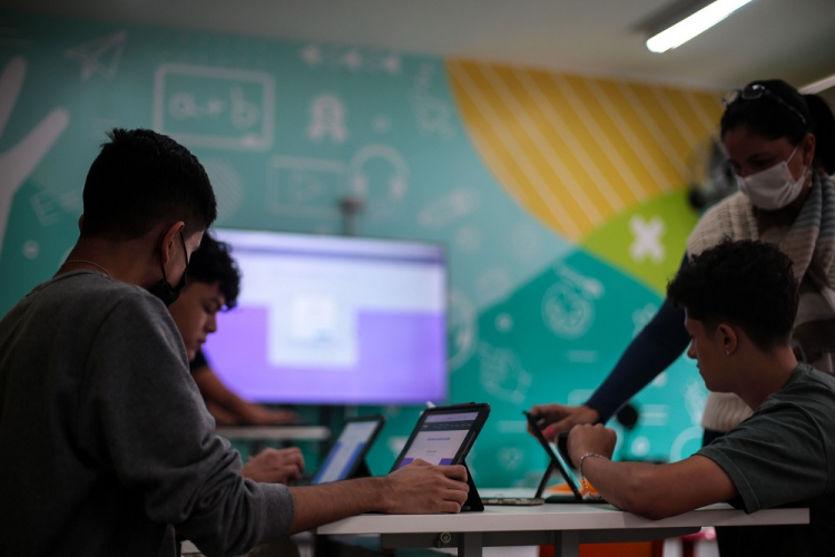 Celular pode ser proibido em sala de aula em 2025 por instituições de ensino no Brasil