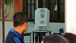 O Colégio Marista Arquidiocesano, no bairro Santa Cruz, zona sul de São Paulo, uma das maiores zonas eleitorais da cidade registra grande movimentação de eleitores neste domingo