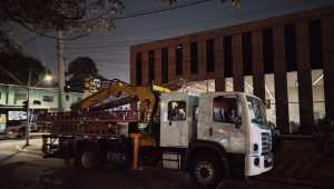 Quatro dias após o temporal que provocou um apagão em parte da capital paulista, equipes da concessionária ENEL realizam reparos e troca de postes para restabelecer o fornecimento de energia elétrica na Avenida Santo Amaro