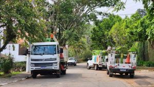 SP - CHUVA/SP/APAGÃO/ENEL - GERAL - Equipes da Enel e Neoenergia trabalham no bairro Jardim da Glória, na cidade de Cotia, Região Metropolitana de São Paulo, na manhã desta quarta-feira, 15 de outubro de 2024. A distribuidora Enel São Paulo informou que às 6h desta quarta-feira, 16, cerca de 100 mil imóveis da Grande São Paulo estavam sem energia elétrica. A concessionária, que atua em 24 cidades da Região Metropolitana, disse ainda que, deste total, 7 6 mil se referem a ocorrências registradas na sexta-feira, 11, e no sábado, 12, após a tempestade que iniciou o apagão.