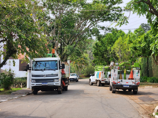 SP - CHUVA/SP/APAGÃO/ENEL - GERAL - Equipes da Enel e Neoenergia trabalham no bairro Jardim da Glória, na cidade de Cotia, Região Metropolitana de São Paulo, na manhã desta quarta-feira, 15 de outubro de 2024. A distribuidora Enel São Paulo informou que às 6h desta quarta-feira, 16, cerca de 100 mil imóveis da Grande São Paulo estavam sem energia elétrica. A concessionária, que atua em 24 cidades da Região Metropolitana, disse ainda que, deste total, 7 6 mil se referem a ocorrências registradas na sexta-feira, 11, e no sábado, 12, após a tempestade que iniciou o apagão.