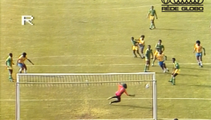 Transmissão da Globo mostra o replay do gol de Rivellino contra o Zaire na Copa do Mundo de 1974