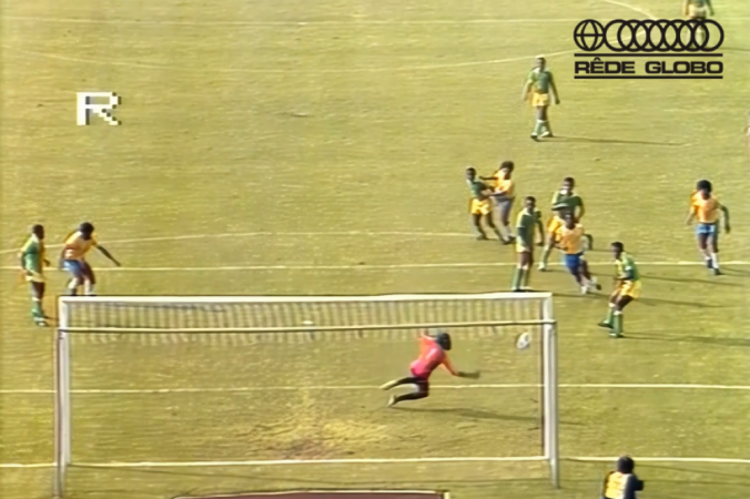 Transmissão da Globo mostra o replay do gol de Rivellino contra o Zaire na Copa do Mundo de 1974