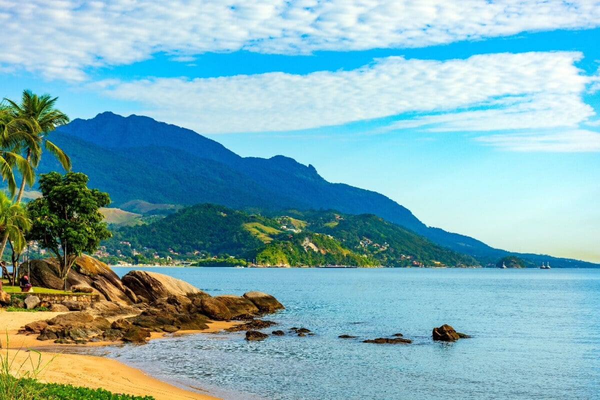 No litoral paulista, Ilhabela guarda um refúgio de biodiversidade e beleza natural, cativando visitantes com sua rica fauna e flora 