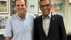 Otoni de Paula confraterniza com Eduardo Paes, eleito prefeito do Rio de Janeiro no último domingo (6)