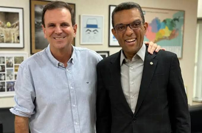 Otoni de Paula confraterniza com Eduardo Paes, eleito prefeito do Rio de Janeiro no último domingo (6)