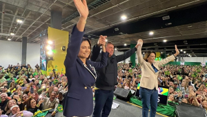 Michelle e Jair Bolsonaro ao lado da deputada Rosana Valle